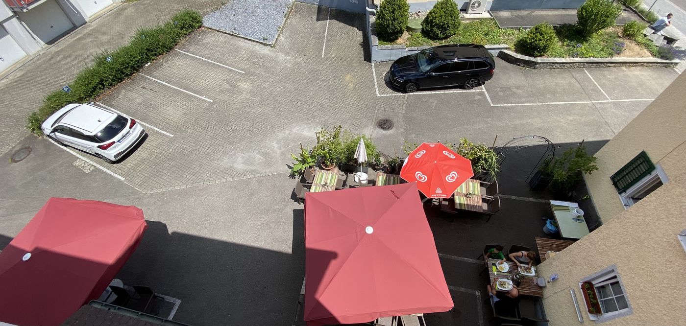 Parkplatz & Terrasse